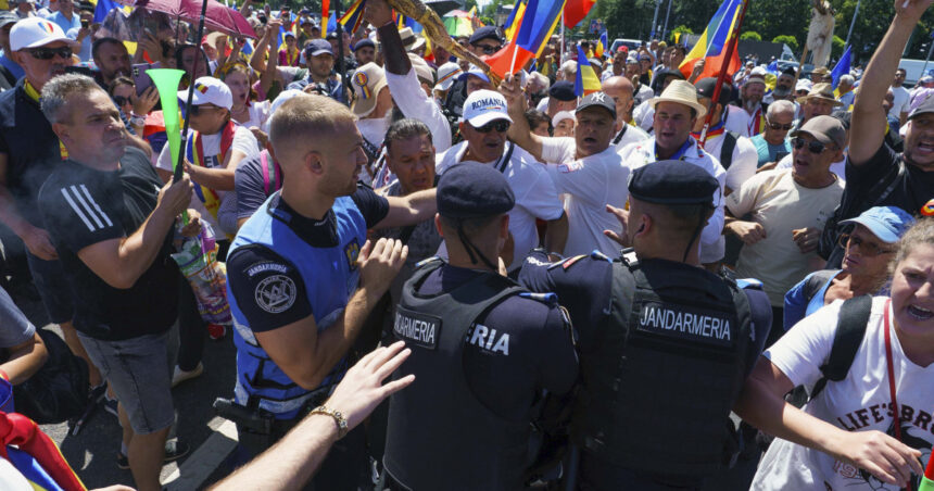 Un avocat bucureștean, acuzat de agresiune asupra unui jandarm în timpul unui protest al susținătorilor lui Călin Georgescu, a ajuns în fața instanței. 1 un avocat din bucuresti a fost trimis in judecata dupa ce a lovit un jandarm la un protest al sustinatorilor lui calin georgescu 68f7baf060c81