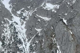 un barbat de 47 de ani a murit in piatra craiului a cazut sute de metri in gol al cincilea caz in ultimele zece zile 69012a7994b83