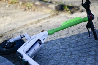 un barbat pe trotineta electrica a accidentat un copil de 6 ani in eforie nord 68f23f1f189f0