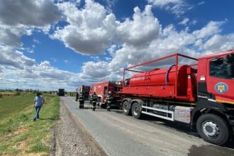 un camion plin cu rapita a luat foc in castelu pompierii din medgidia intervin cu mai multe autospeciale 68ea6b72444a1