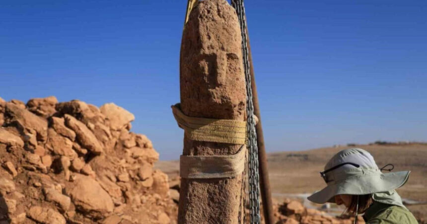 Descoperire uluitoare în Turcia: un sculptat misterios de 12.000 de ani înfățișează un chip uman pe un stâlp străvechi din situl neolitic Karahan Tepe 1 un chip uman sculptat pe un stalp vechi de 12 000 de ani descoperit in situl neolitic karahan tepe din turcia 68f38e2094778