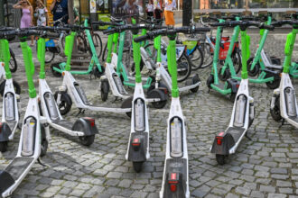 un cunoscut oras turistic european interzice trotinetele electrice din cauza haosului de pe trotuare 68f669996e330
