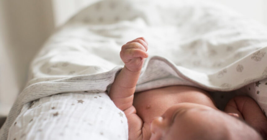 Un cuplu din Gorj a renunțat la bebelușul de doar trei săptămâni pentru a-și îndeplini visul de a avea o mașină. Descoperirea șocantă a copilului! 1 un cuplu din gorj si a vandut bebelusul de trei saptamani ca sa si cumpere o masina unde a fost gasit copilul 6904d15498708