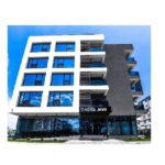 O splendidă clădire de patru niveluri din Mamaia Nord, construită cu sprijin european, își caută noul proprietar pentru suma de 5,3 milioane de euro. 2 un hotel de patru etaje din mamaia nord realizat prin fonduri europene se vinde pentru 53 milioane de euro 68fc42195218c