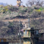 Un soldat nord-coreean a ales libertatea, fugind spre Coreea de Sud prin cea mai periculoasă zonă minată de pe planetă 3 un militar nord coreean a dezertat in coreea de sud traversand cea mai minata zona din lume 68f6a526dabd3