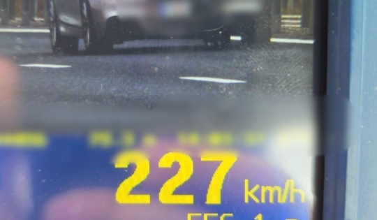 Un tânăr a fost prins accelerând la 227 km/h pe A0. Iată cum a reacționat poliția! 1 un tanar gonea cu 227 km h pe a0 cum l a sanctionat politia 68f4c57972bb1