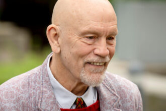 video actorul american john malkovich a aflat ca este 43 roman dupa ce a facut un test adn 68e28db8ec892