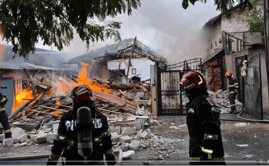 Incendiu de proporții în Medgidia! Pompierii acționează cu forțe mărite pentru a stinge flăcările unei locuințe. 1 video alerta in medgidia arde o casa pompierii intervin cu mai multe autospeciale 68e4a775340a4