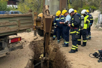 video alerta in valcea conducta de gaze sparta in timpul unor lucrari la canalizare zeci de persoane evacuate 68fa2233b8f0c
