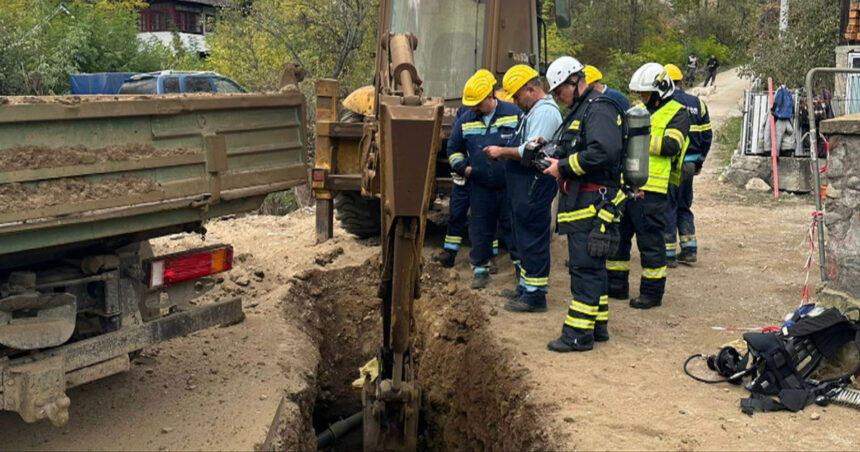 Alertă în Vâlcea: O conductă de gaze s-a rupt în timpul lucrărilor de canalizare, iar zeci de oameni au fost evacuați! 1 video alerta in valcea conducta de gaze sparta in timpul unor lucrari la canalizare zeci de persoane evacuate 68fa2233b8f0c