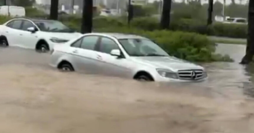 Alertă de urgență în Spania: Ploile torențiale provoacă haos pe șosele și oameni surprinși în mașini! 1 video alerta rosie in spania din cauza ploilor torentiale oameni blocati in masini si haos in trafic 68ed0845342c4