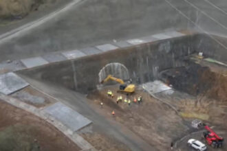 video au inceput lucrarile la tunelul robesti de pe a1 sibiu pitesti care va avea 900 de metri lungime imagini cu sapaturile in munte 68e66d0be6392