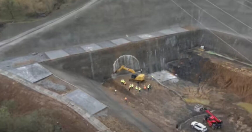 Lucrările au demarat la tunelul Robești de pe A1 Sibiu-Pitești, ce se va întinde pe 900 de metri. Detalii despre săpăturile din munte! 1 video au inceput lucrarile la tunelul robesti de pe a1 sibiu pitesti care va avea 900 de metri lungime imagini cu sapaturile in munte 68e66d0be6392