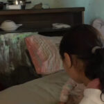 „Ca într-un adăpost de porci”: Familii înghesuite în camere întunecate și fără baie. România, pe lista țărilor UE cu cele mai dificile condiții de trai. 3 video ca un cotet de porci familii in camere mici intunecoase si fara baie romania in topul tarilor ue unde se traieste cel mai greu 690243a670a11