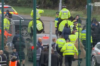 video ce a ajuns rangers antrenor scos de politisti din stadion si dat afara dupa meci 68e3582eda536