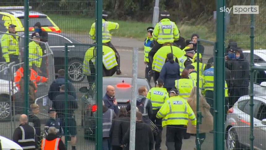 Rangers în criză: antrenorul, escortat de poliție și concediat după confruntare! 1 video ce a ajuns rangers antrenor scos de politisti din stadion si dat afara dupa meci 68e3582eda536