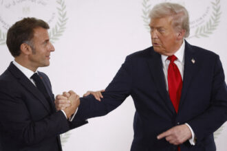 video ciudata strangere de mana dintre trump si macron moment viral pe internet 68ede5b9af745