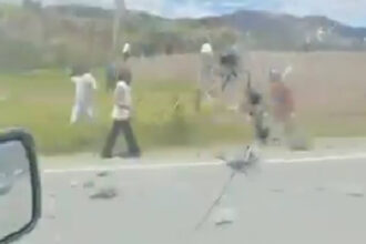 video convoiul presedintelui ecuadorului atacat cu pietre de sute de oameni sunt acte criminale 68e60815d5e4a