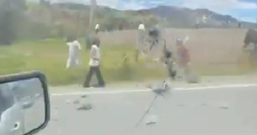 Președintele Ecuadorului, ținta unui atac cu pietre din partea mulțimii: „Acestea sunt acte de crimă” 1 video convoiul presedintelui ecuadorului atacat cu pietre de sute de oameni sunt acte criminale 68e60815d5e4a