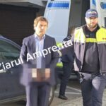 Cristian Radu, primarul suspendat din Mangalia, se prezintă în fața judecătorilor de la Tribunalul Constanța! Află astăzi dacă va obține libertatea! 2 video cristian radu primarul suspendat al mangalia adus la tribunalul constanta azi afla daca va fi eliberat 68f8a20b22811