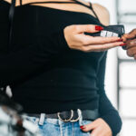O româncă din Italia a părăsit țara la volanul unei mașini de lux, achitată cu cecuri fictive de 165.000 de euro. 2 video cum a plecat o romanca din italia cu o masina de lux platita cu cecuri false in valoare de 165 000 de euro 68f7749081a90