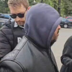 „Amenințări alarmante: Bărbatul care a încercat să-și dea foc mașinii la benzinărie a spus că ar fi împușcat pe toți” 2 video daca aveam o mitraliera va impuscam pe toti declaratii socante ale barbatului care a vrut sa si incendieze masina intr o benzinarie 68e909381429a