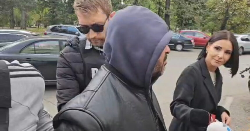 „Amenințări alarmante: Bărbatul care a încercat să-și dea foc mașinii la benzinărie a spus că ar fi împușcat pe toți” 1 video daca aveam o mitraliera va impuscam pe toti declaratii socante ale barbatului care a vrut sa si incendieze masina intr o benzinarie 68e909381429a