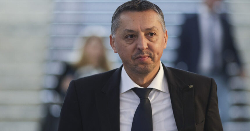 Daniel David: Am depășit provocările financiare. Salariile și bursele sunt asigurate până la finele anului! 1 video daniel david am trecut de furtuna fiscal bugetara am reusit sa salvam salariile si bursele pana la sfarsitul anului 68fa84bd3b896