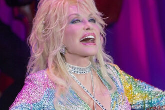 video dolly parton isi linisteste fanii dupa ce sora ei le a cerut sa se roage pentru sanatatea artistei inca n am murit 68e735c2bbd27