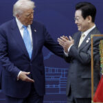 Donald Trump, venerat ca un monarh în Coreea de Sud: A fost onorat cu o coroană de aur și cu cea mai prestigioasă medalie națională. 2 video donald trump tratat ca un rege in coreea de sud a primit replica unei coroane de aur si cea mai inalta distinctie a tarii 6901e84c3a887