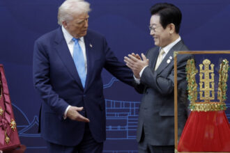 video donald trump tratat ca un rege in coreea de sud a primit replica unei coroane de aur si cea mai inalta distinctie a tarii 6901e84c3a887