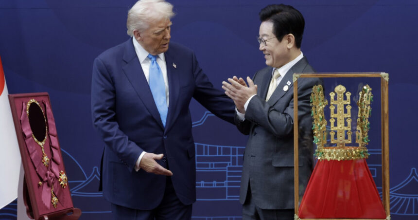 Donald Trump, venerat ca un monarh în Coreea de Sud: A fost onorat cu o coroană de aur și cu cea mai prestigioasă medalie națională. 1 video donald trump tratat ca un rege in coreea de sud a primit replica unei coroane de aur si cea mai inalta distinctie a tarii 6901e84c3a887