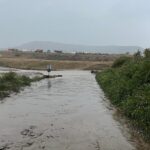 Primăria Crucea a creat o rută alternativă pentru localnici spre Constanța, dar aceasta este ÎNGHESUITĂ de ape! 2 video drumul alternativ realizat de primaria crucea pentru ca localnicii sa ajunga spre si dinspre constanta blocat de apa 68e5f8508c4ce