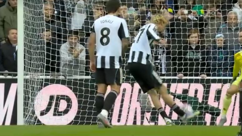 „Descoperă lovitura de pedeapsă ideală care îți taie respirația! Reacția surprinzătoare a lui Costel Pantilimon la o execuție rară din Premier League” 1 video exclusiv asa arata penalty ul perfect care iti rupe glezna cum a comentat costel pantilimon reusita rarisima din premier league 68e65e37b5d6d