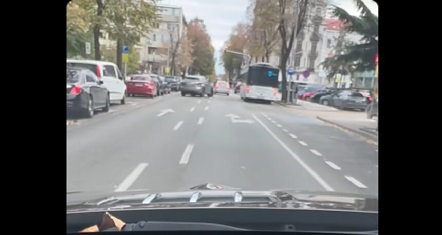 Felicia Ovanesian atrage atenția asupra bandelor „suprapuse” de pe Tomis, iar IPJ răspunde: „Nu s-au înregistrat accidente cu victime” 1 video felicia ovanesian arata cu degetul spre benzile suprapuse de pe tomis ipj reactioneaza nu au fost accidente cu victime 6901d88a2b995