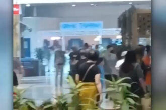 video femei retinute de politie dupa ce au furat haine dintr un magazin din capitala prinse in fapt i au luat la bataie pe angajati 68e286d053f31
