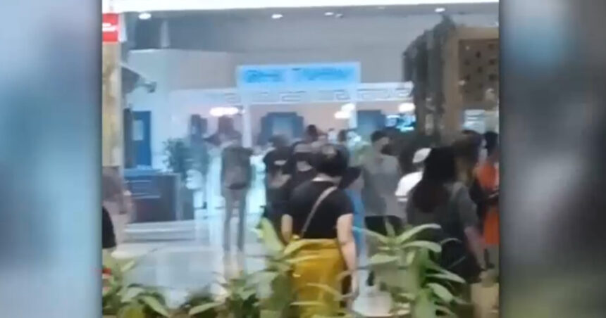 video femei retinute de politie dupa ce au furat haine dintr un magazin din capitala prinse in fapt i au luat la bataie pe angajati 68e286d053f31
