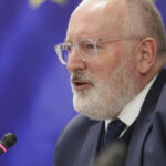 Fostul comisar european, Frans Timmermans, atacat de persoane mascare pe o terasă din Amsterdam – intervenția poliției olandeze. 3 video fostul comisar al ue frans timmermans a fost amenintat de indivizi mascati la o terasa din amsterdam politia olandeza a intervenit 68f1270343d74