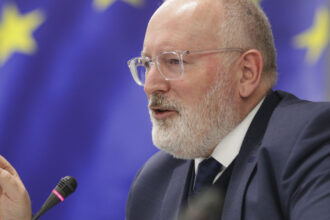 video fostul comisar al ue frans timmermans a fost amenintat de indivizi mascati la o terasa din amsterdam politia olandeza a intervenit 68f1270343d74