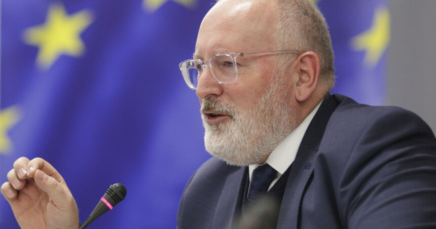 Fostul comisar european, Frans Timmermans, atacat de persoane mascare pe o terasă din Amsterdam – intervenția poliției olandeze. 1 video fostul comisar al ue frans timmermans a fost amenintat de indivizi mascati la o terasa din amsterdam politia olandeza a intervenit 68f1270343d74