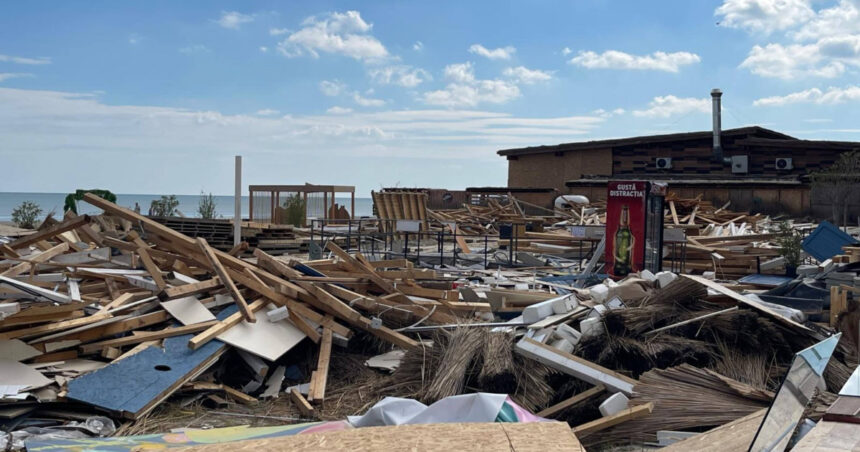 Peisaj devastat pe litoral: operatorii de plaje au distrus construcțiile, după expirarea contractelor de închiriere 1 video imagini ca dupa ciclon pe litoral operatorii de plaje au demolat constructiile dupa ce contractele de inchiriere au expirat 68ee7cf039663