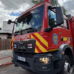 Foc mistuitor în Capitală: Locuințe în flăcări și o persoană în stare de urgență medicală 2 video incendiu puternic in capitala mai multe locuinte au luat foc o persoana a avut nevoie de ingrijiri medicale 68e64a18145b3