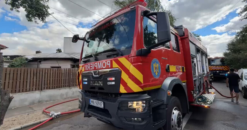 Foc mistuitor în Capitală: Locuințe în flăcări și o persoană în stare de urgență medicală 1 video incendiu puternic in capitala mai multe locuinte au luat foc o persoana a avut nevoie de ingrijiri medicale 68e64a18145b3