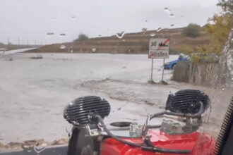 video localitatea silistea complet izolata de ape drumuri si case inundate autoritatile analizeaza evacuarea localnicilor 68e63523e0378