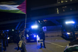 video masini incendiate la o manifestatie pro palestina in barcelona jandarmii au folosit sprayuri cu piper pentru a dispersa protestatarii 68f00ddb019b9