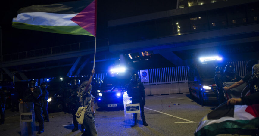 Incidente violente la manifestația pro-Palestina din Barcelona: mașini în flăcări și jandarmi cu sprayuri cu piper pentru a controla mulțimea. 1 video masini incendiate la o manifestatie pro palestina in barcelona jandarmii au folosit sprayuri cu piper pentru a dispersa protestatarii 68f00ddb019b9