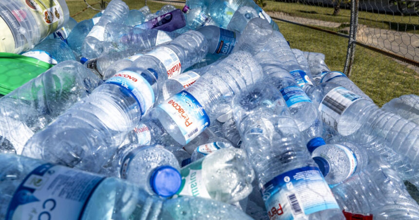 Microplasticele pătrund în creier: cercetările dezvăluie că acumulăm până la 5 grame din aceste particule periculoase pentru sănătate. 1 video microplasticele ajung in creier arata un studiu acumulam pana la 5 grame din particulele care provoaca boli grave 68f3120050d0a