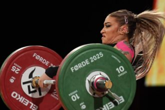video mihaela cambei sportiva anului 2025 in romania cum a raspuns tripla medaliata de la mondialul de haltere 68e6af15c20a3
