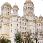 Zeci de mii de admiratori la rând pentru a pătrunde în Catedrala Națională. Patriarhia promite: „Facem tot posibilul pentru a oferi cele mai bune condiții” 2 video mii de oameni la coada pentru a vizita catedrala nationala patriarhia depunem toate eforturile sa asiguram cele mai bune conditii 69048e8869662