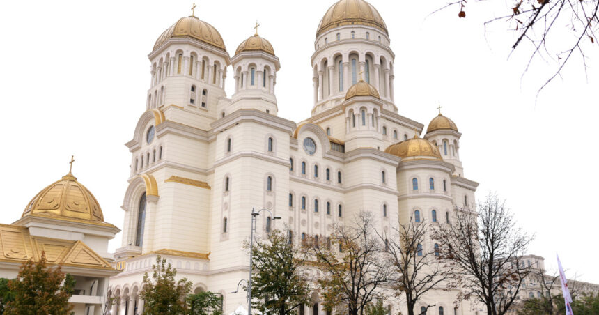 Zeci de mii de admiratori la rând pentru a pătrunde în Catedrala Națională. Patriarhia promite: „Facem tot posibilul pentru a oferi cele mai bune condiții” 1 video mii de oameni la coada pentru a vizita catedrala nationala patriarhia depunem toate eforturile sa asiguram cele mai bune conditii 69048e8869662